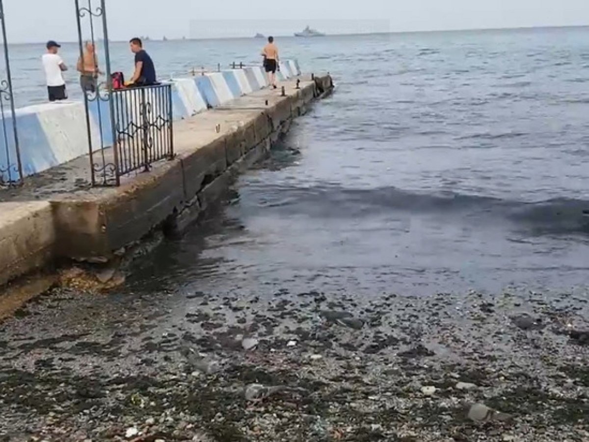 Курорт Крыма залило отходами: шокирующие кадры появились в Сети