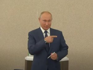 Путин без масок и перчаток проголосовал