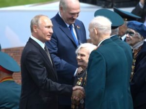 Стало известно, что написал Путин в записке для ветерана под Ржевом