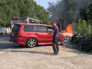 Горящий автомобиль в Новосибирске затушили фекалиями