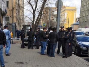 В Москве грабители расстреляли парня на остановке