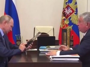 Сечин подарил Путину бутылку нефти