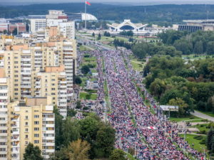 Протестующие в Минске вновь дошли до резиденции Лукашенко