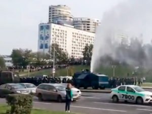 Участники митинга в Минске сломали водомет