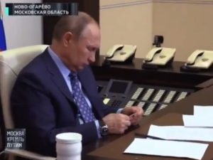 Путин читает записку