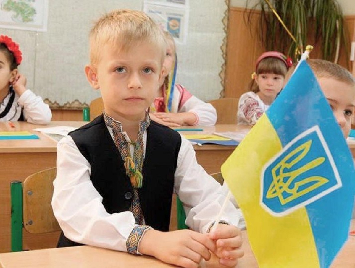 «Иначе мы – враги»: на Украине школьников учат «ненавидеть» русский язык