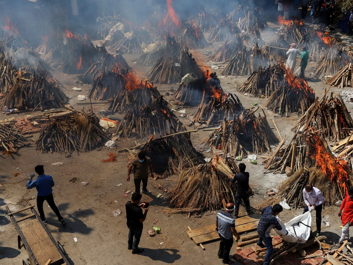 Индию накрыл “коронавирусный шторм”: погребальные костры горят день и ночь
