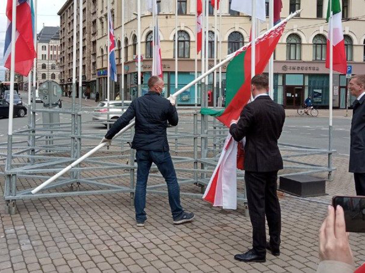 “Это провал”: эксперт назвал последствия скандала с заменой флага Белоруссии властями Латвии