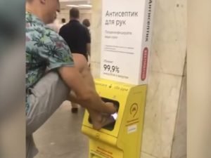 Тиктокер помыл ноги антисептиком в московском метро и попал под статью