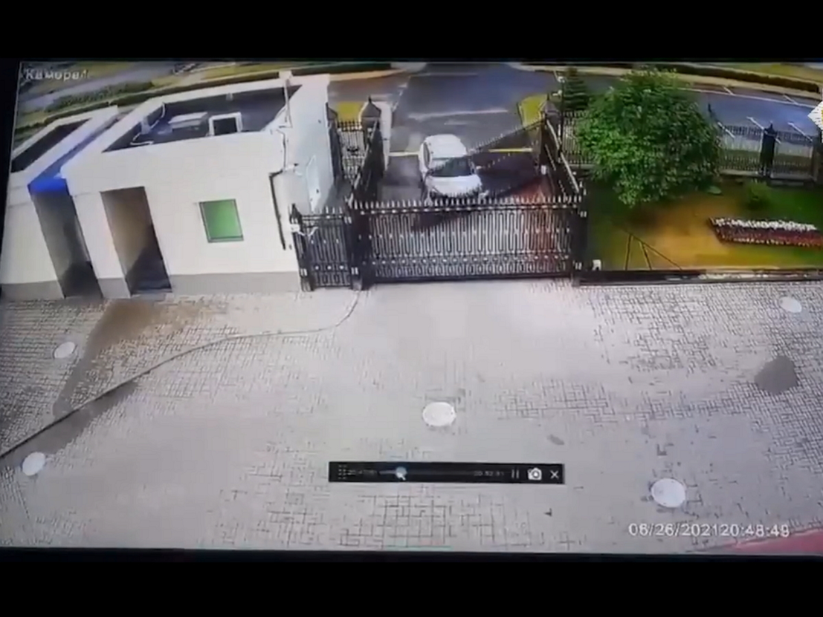 Таран наркоманом ворот посольства России в Минске попал на видео