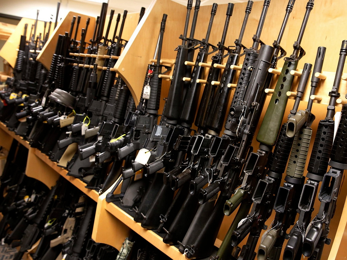 Госдума ввела запрет на продажу оружия до 21 года