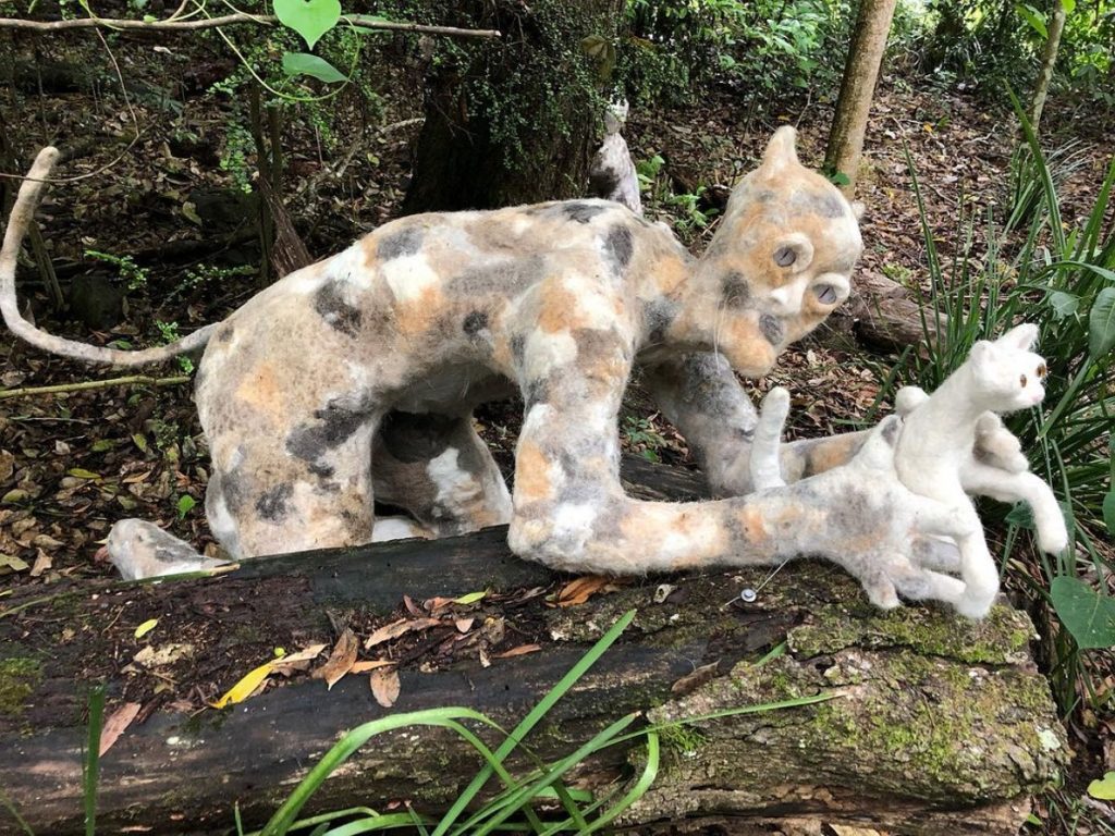 Человекообразные скульптуры из кошачьей шерсти в лесу привели в ужас  местных жителей - TOPNews.RU