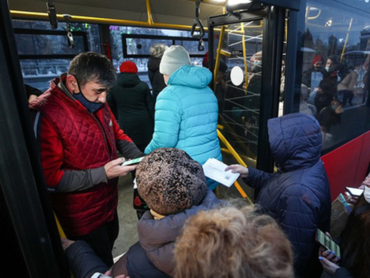 В Екатеринбурге кондукторша-мигрант в автобусе обматерила пенсионерку, и  теперь ей грозит депортация - TOPNews.RU