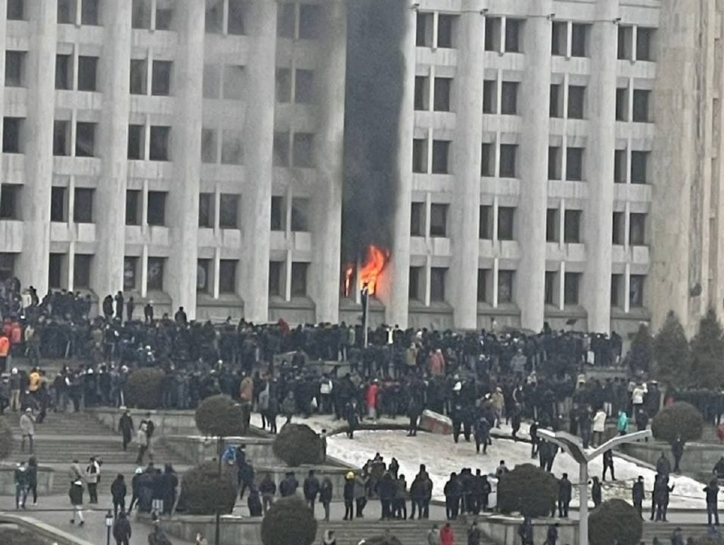 Протесты и беспорядки в Казахстане 2022: митингующие ворвались в здание  мэрии Алматы, начался пожар (ВИДЕО)