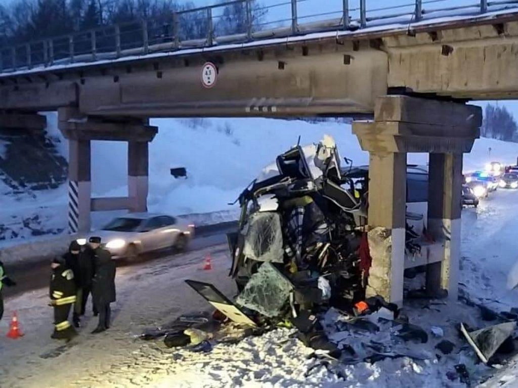 В аварии с автобусом в Рязанской области погибли пять человек, 21 пострадал  - TOPNews.RU