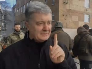 Видео с Порошенко в эфире CNN с автоматом Калашникова расходится по Сети