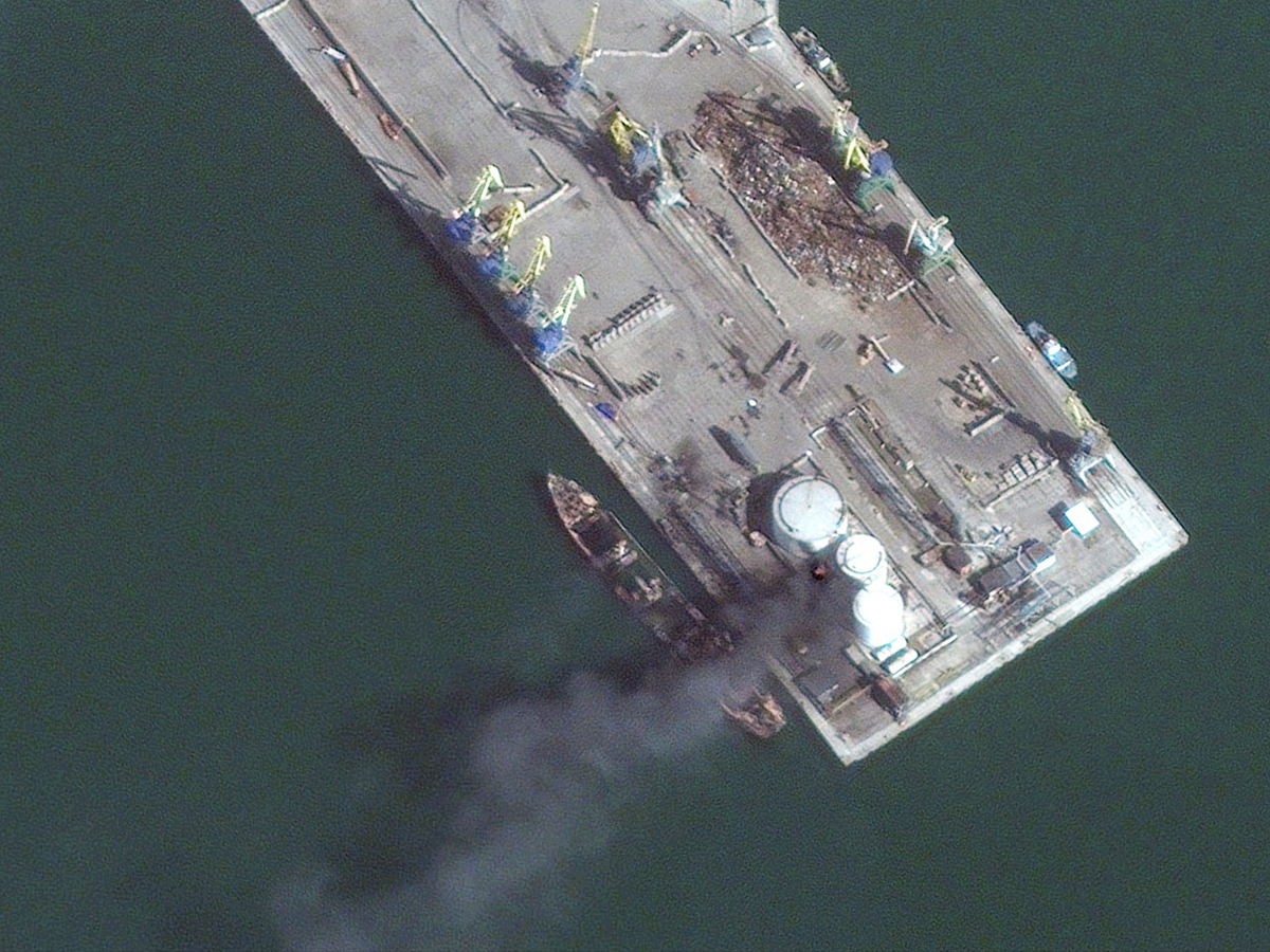 В Сети появились спутниковые фото корабля, затонувшего после взрывов в Бердянске