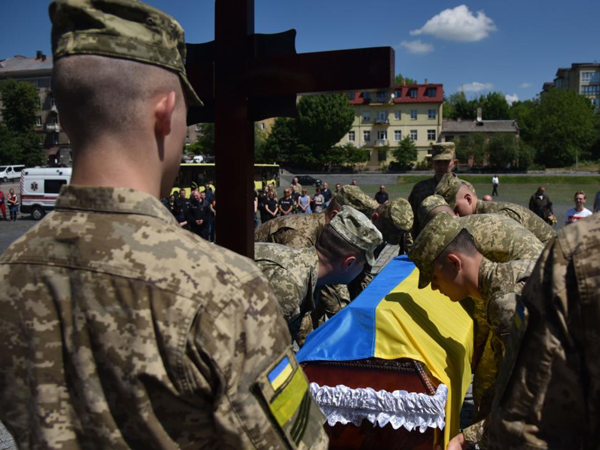 Огромные потери украины. Кладбища ВСУ на Украине. Российский солдат.