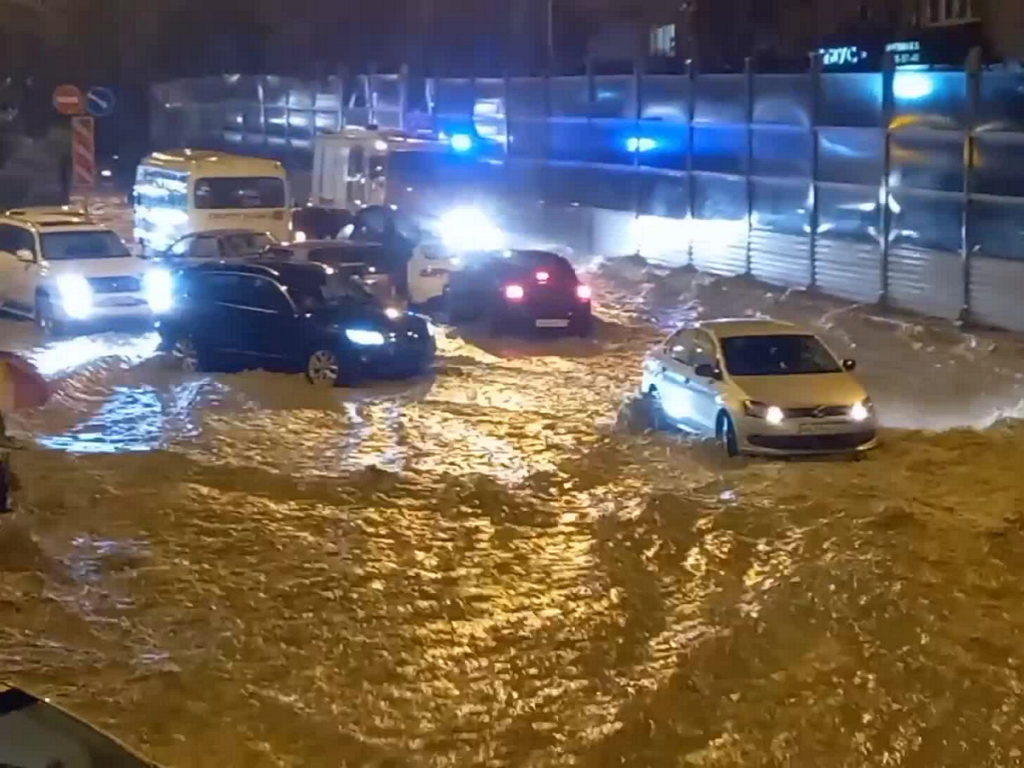 Мощный тропический шторм накрыл Сочи: потоками воды смывало машины, валило  деревья, есть жертвы - TOPNews.RU