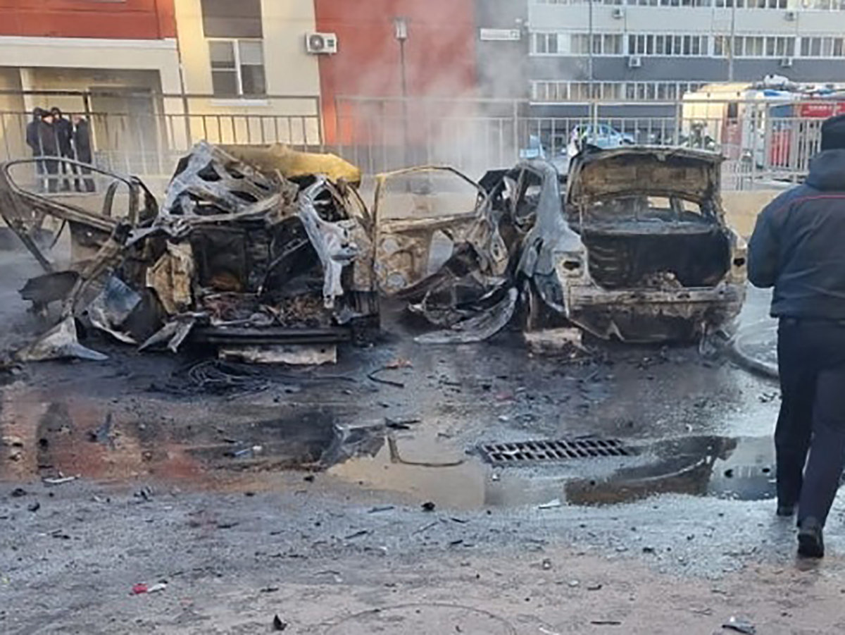 Взрыв машины с ребенком внутри на парковке в Волгограде попал на видео