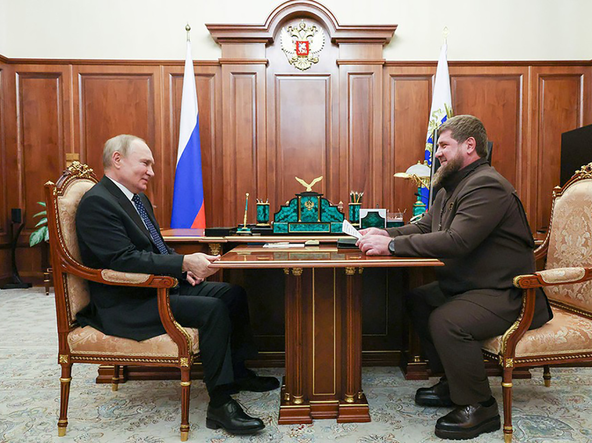 СМИ раскрыли тайну “приборчика” на пальце Кадырова во время встречи с Путиным