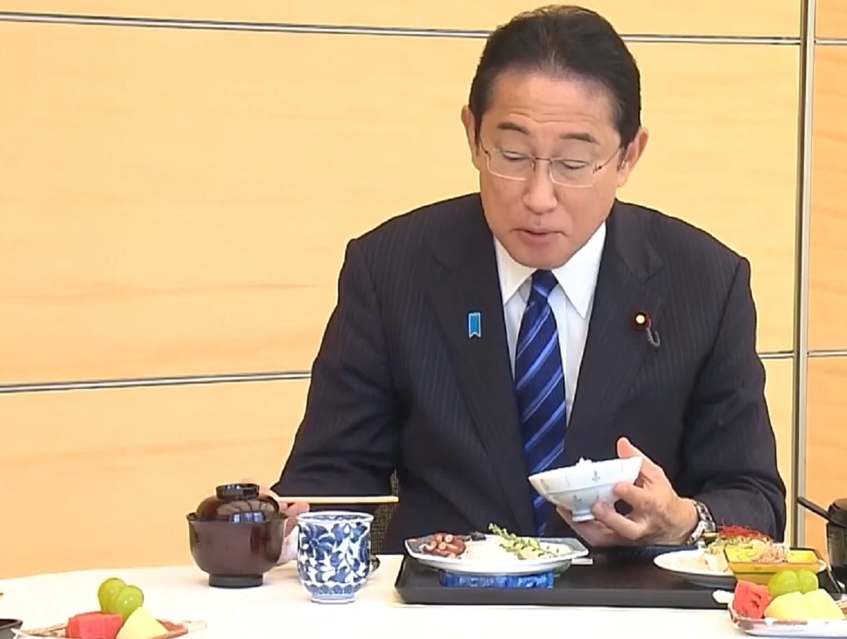 Премьер Японии после сброса воды с АЭС «Фукусима-1» съел на видео рыбу