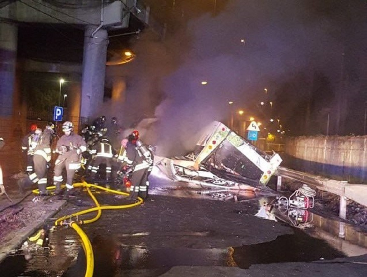 В Венеции с моста свалился автобус: более 20 человек сгорели заживо