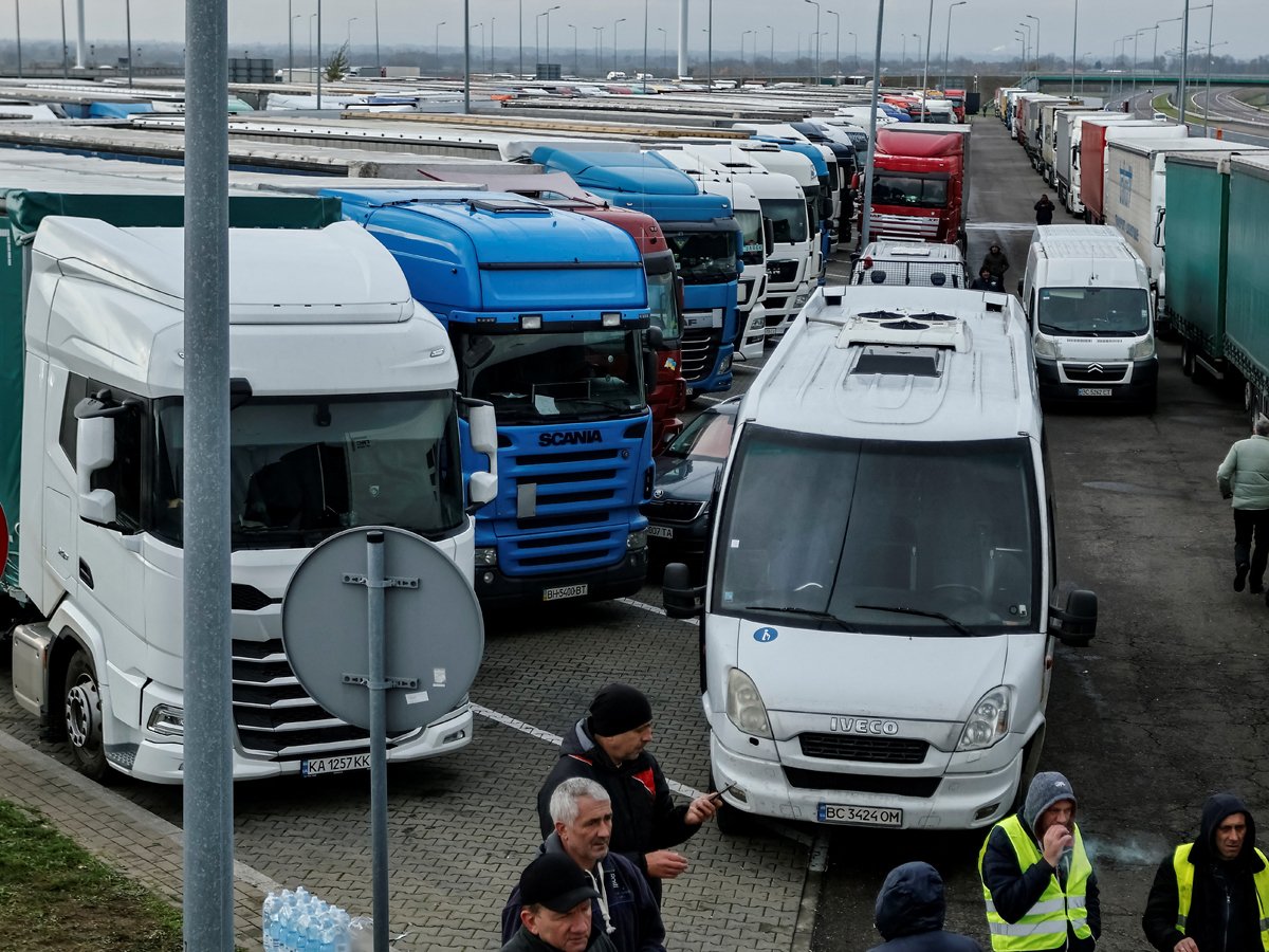 Украина потребовала разблокировать польские КПП после гибели водителей в  очереди на границе - TOPNews.RU