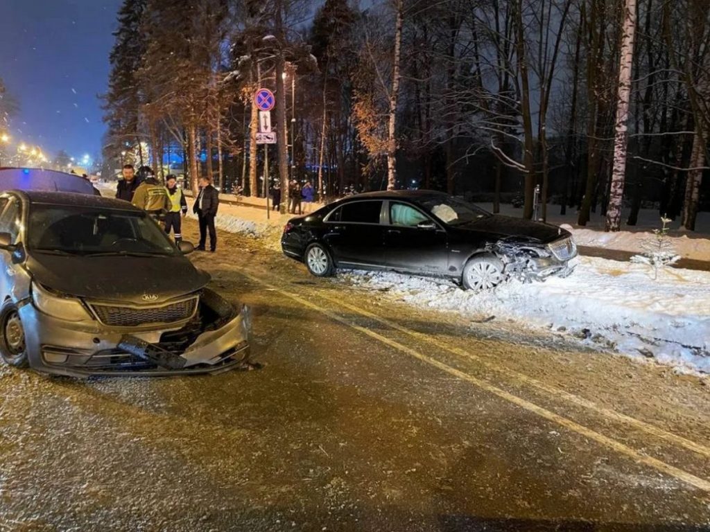 Баста на Maybach попал в жесткое ДТП после концерта в Петербурге: момент  аварии попал на видео - TOPNews.RU