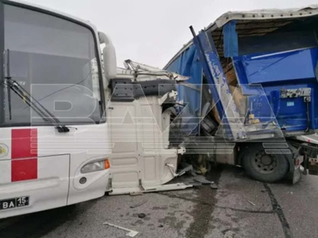 Фура протаранила колонну Росгвардии в Воронежской области: опубликовано  видео - TOPNews.RU