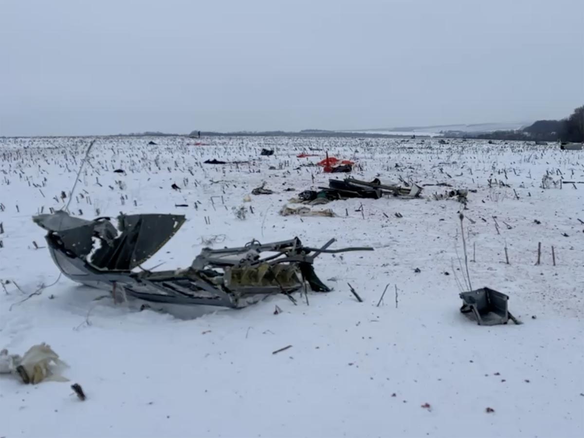 СК показал видео с телами вокруг упавшего под Белгородом самолета Ил-76 -  TOPNews.RU