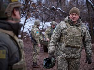 Британский эксперт связал с военной катастрофой срочную поездку Залужного под Харьков