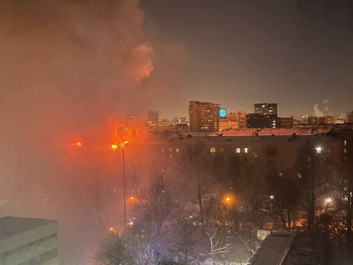 Крупнейший пожар в шестиэтажном доме в Москве охватил 4 000 кв. метров:  опубликовано видео - TOPNews.RU