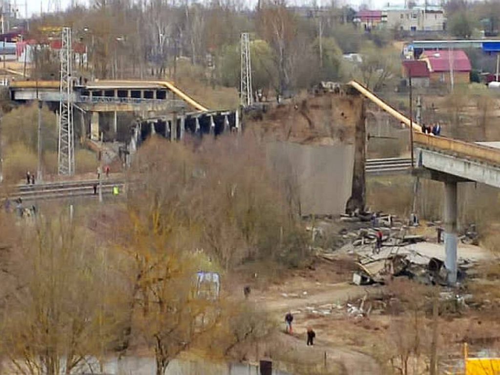 Момент обрушения Панинского моста в Вязьме попал на видео: погибла женщина  - TOPNews.RU