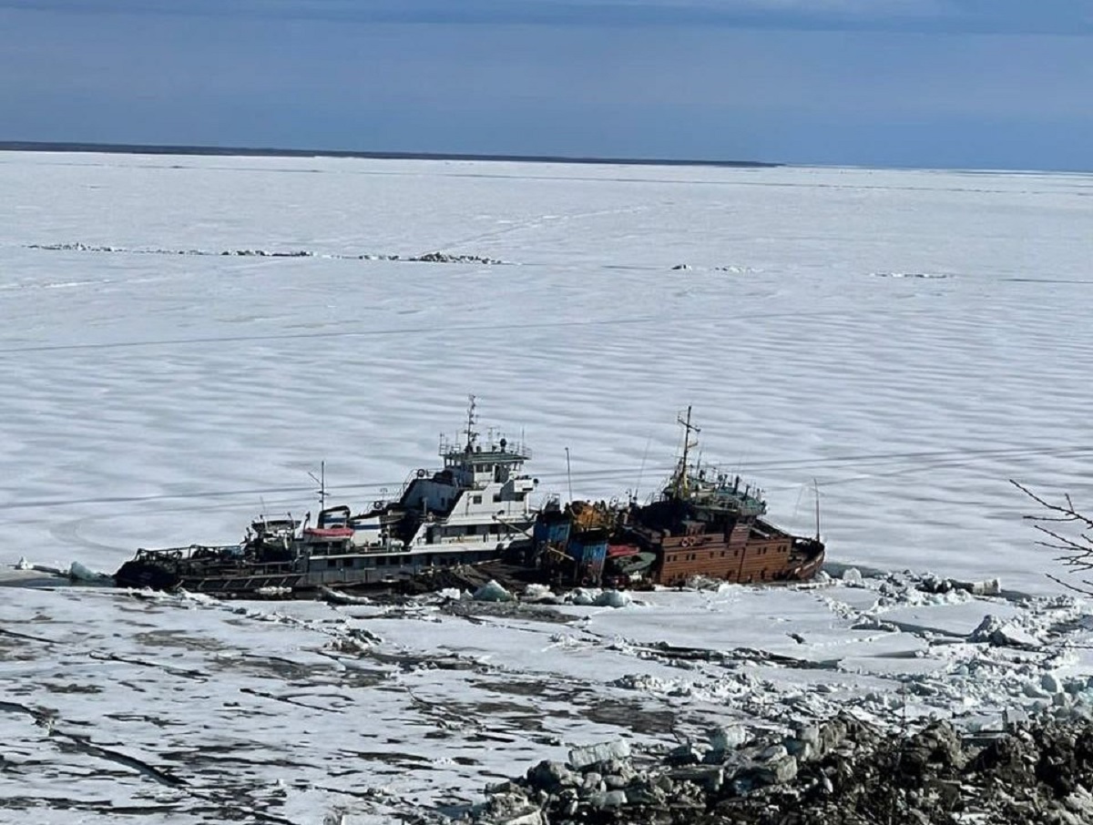 В Якутии во время ледохода затонули два корабля: опубликовано видео