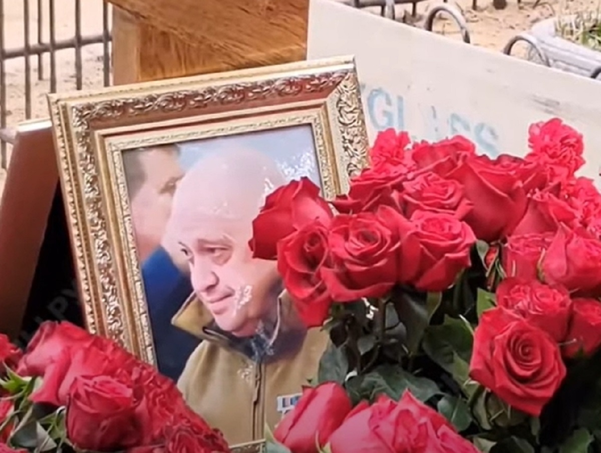 На могиле Пригожина установили памятник в полный рост со звездами Героя России