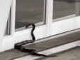 Змея попыталась проникнуть в аэропорт, но двери не открылись