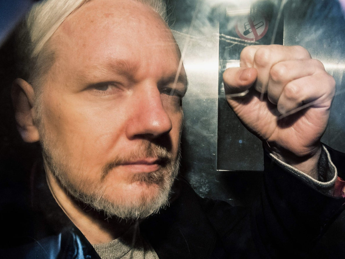 Основатель WikiLeaks Ассанжа освободили из британской тюрьмы, он летит в Австралию