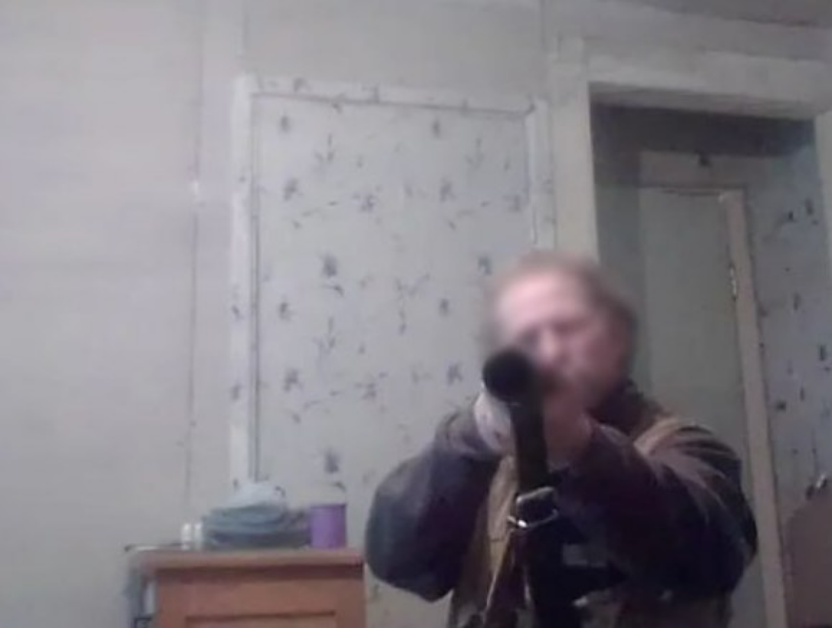 Россиянин прострелил ногу приятелю, чтобы попасть в тюрьму и оттуда на СВО