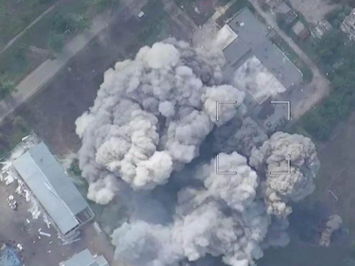 Появилось видео второго удара «царь-бомбы» ФАБ-3000, поразившего сразу 70 нацгвардейцев ВСУ