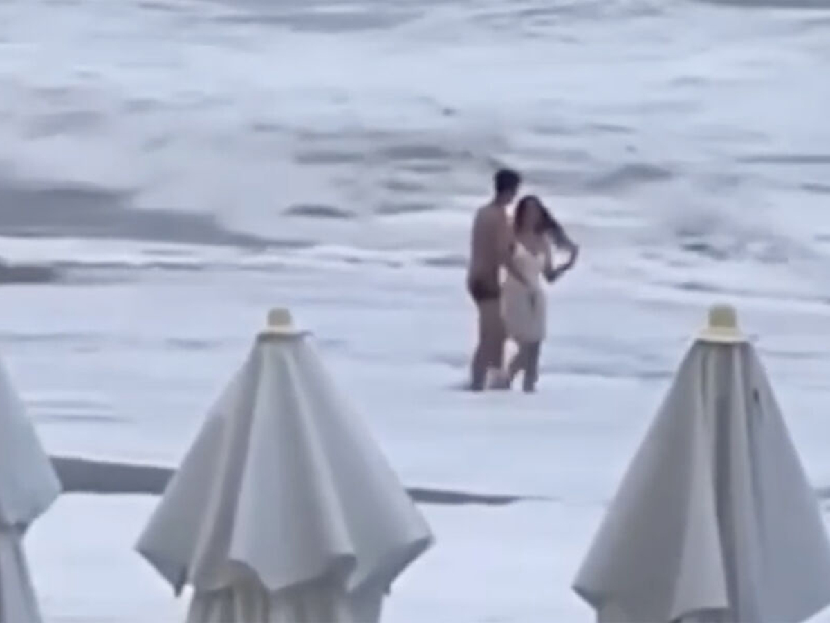 Спасатели обнаружили тело девушки, смытой волной на пляже в Сочи