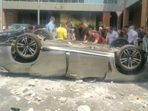 В Краснодаре джип свалился с третьего этажа парковки ТРЦ: погибла вся семья
