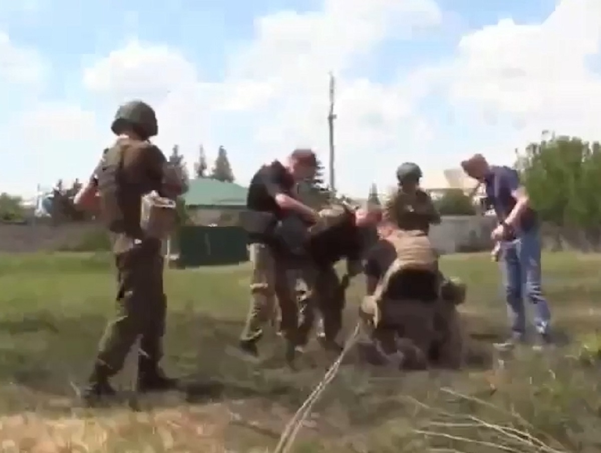 Взрыв мины в Шебекине, от которой пострадал оператор «Россия-24», попал на видео