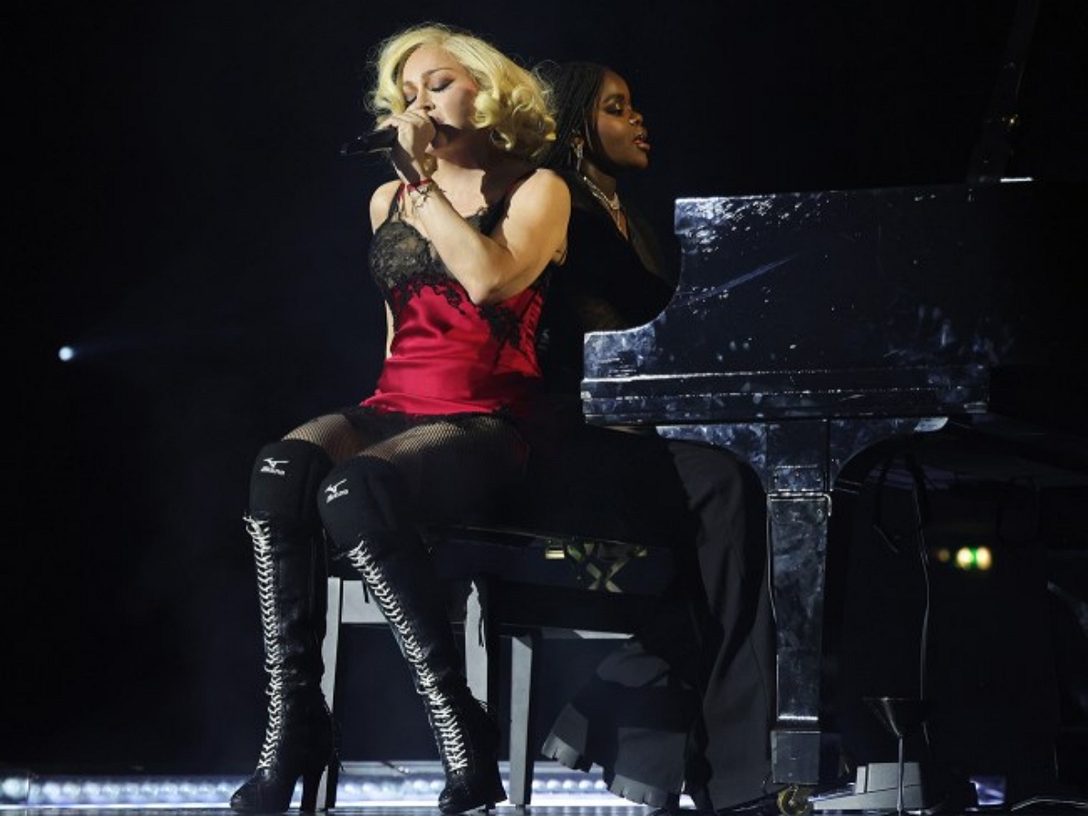 «Порнография без предупреждения»: зритель подает в суд на Мадонну за ее концерт
