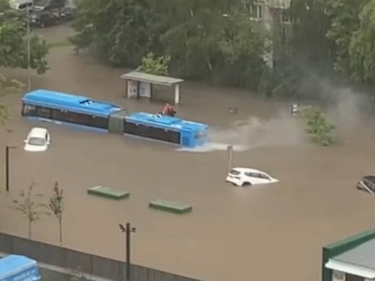 Москву вновь затопил мощнейший ливень: затоплен общественный транспорт