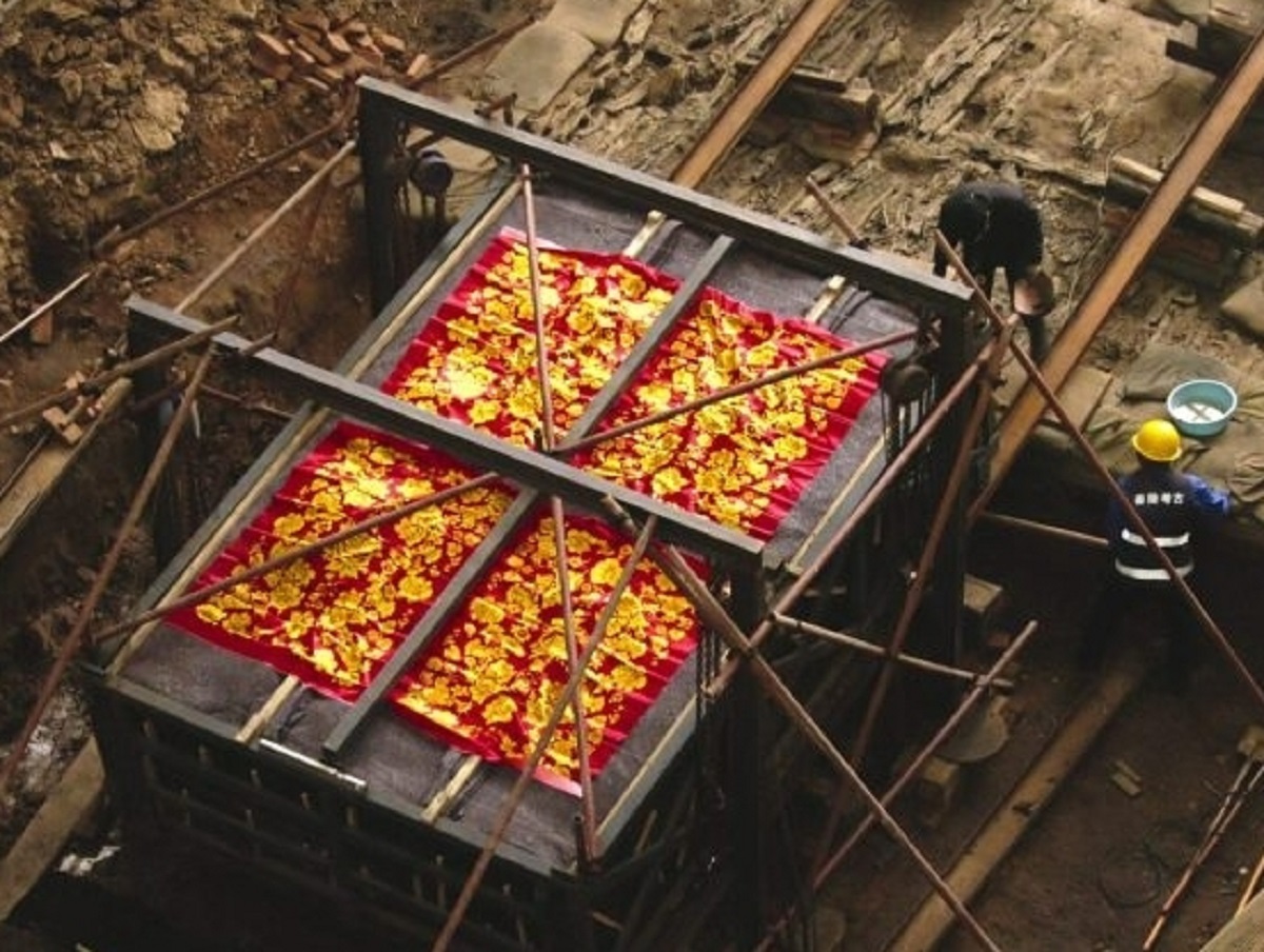 Загадку 16-тонного саркофага с сокровищами в Китае пытаются разгадать археологи