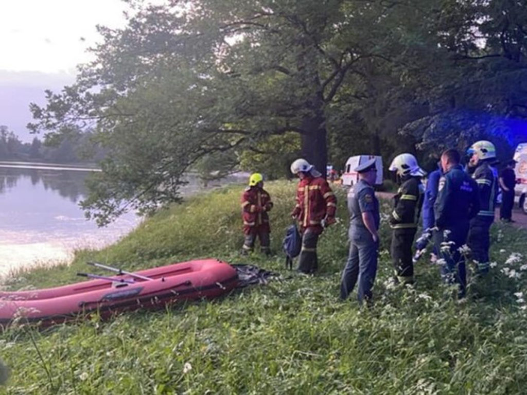 С мамой и бабушкой на пруду: 3000 бесплатных порно видео