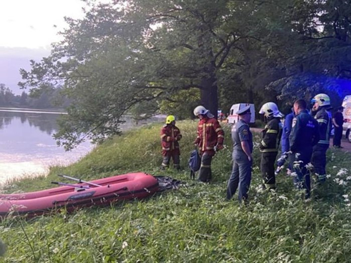 На пруду в Царском Селе перевернулся понтон с пассажирами, погиб человек