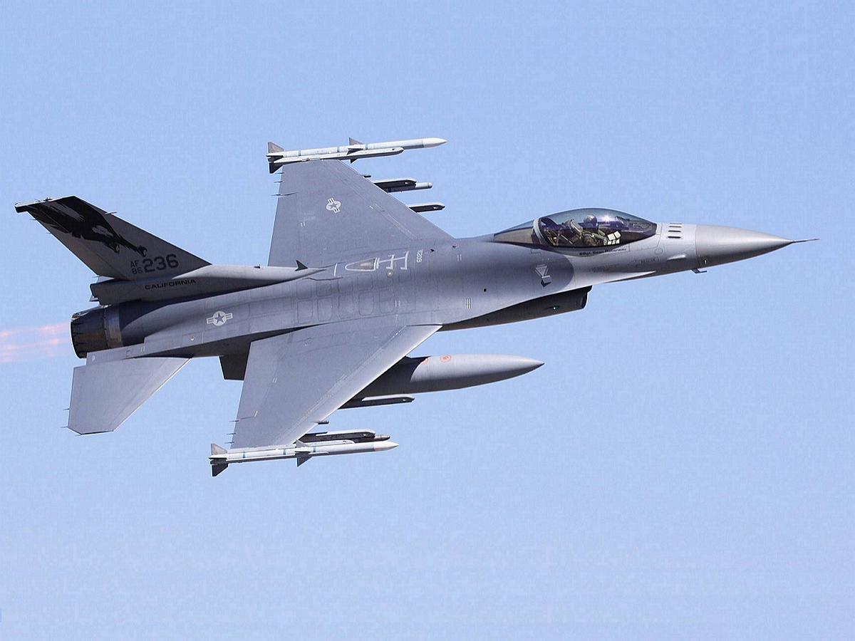 Первая партия F-16 прибыла на Украину: названо главное оружие ВС РФ против истребителей