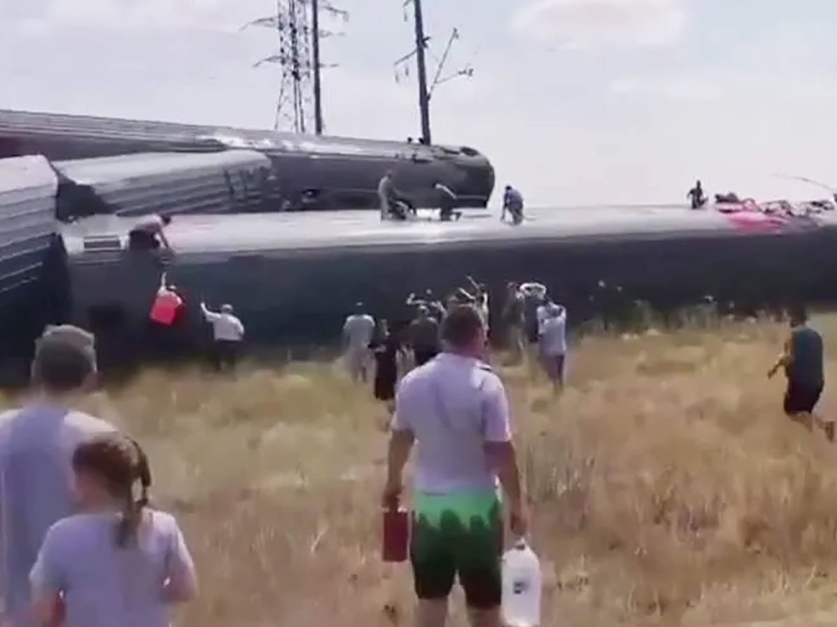 В Волгоградской области пассажирский поезд столкнулся с КамАЗом: опрокинулись 8 вагонов, десятки пострадавших